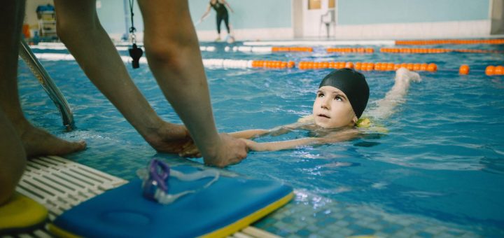 Débuter la natation à Paris : cours, tarifs et premiers repères de progression