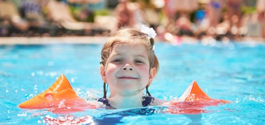 Sécurité aquatique des enfants à Paris : du brassard aux premiers cours de natation
