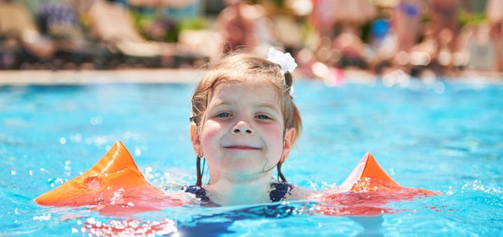 Sécurité aquatique des enfants à Paris : du brassard aux premiers cours de natation