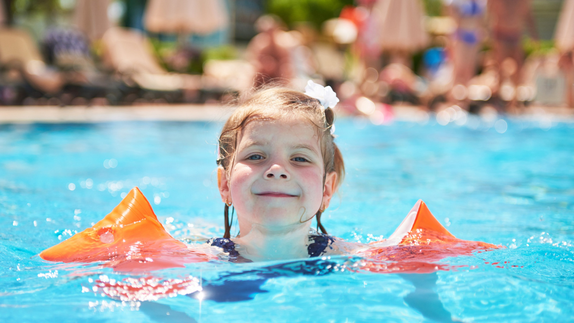 Sécurité aquatique des enfants à Paris : du brassard aux premiers cours de natation